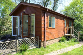 Elm Lodge, Relaxing Lodge, Sleeping 3 Adults, Surrounded by Tranquil Gardens